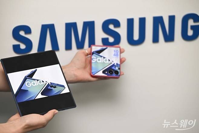 삼성전자 관계자가 10일 오전 서울 중구 삼성전자 사옥에서 열린 '삼성 갤럭시 언팩 2025' 공개된 신제품 설명회에서 (왼쪽)AI 최적화된 '갤럭시Z 폴드7'과 '갤럭시Z 플립7'을 소개하고 있다. 사진=강민석 기자 kms@newsway.co.kr