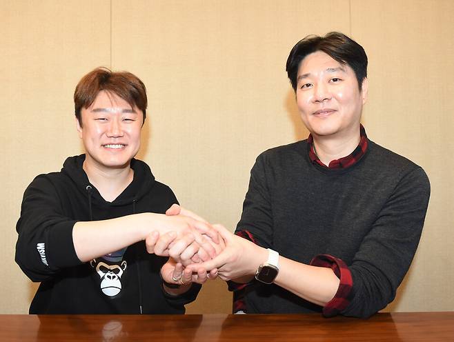 황현기 '펑크비즘' 대표와 이한준 '체인아트' 대표(오른쪽)가 26일 오후 서울 서초구 그레이츠 강남에서 본지와 인터뷰 후 포즈를 취하고 있다./ 이호형 기자 leemario@sporbiz.co.kr