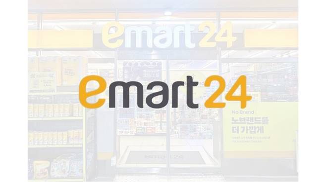 이마트24 동작대방점의 외관(배경)과 CI /사진 제공=이마트24, 이미지 제작=이채연 기자