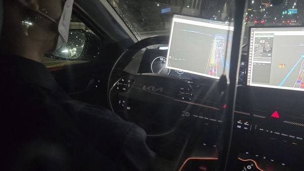 차량 내부. 운전자가 운전대에 손을 올리지 않고 있다. 사진=최진홍 기자