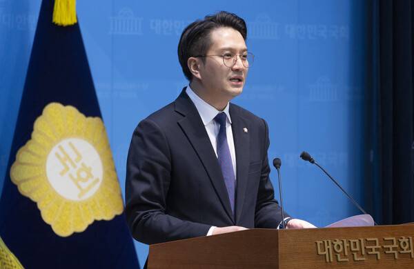 더불어민주당 전용기 의원이 31일 국회에서 쌍방울 대북송금 사건 검사 회유 의혹 추가 녹취 공개 관련 기자회견을 하고 있다. 전 의원은 이날 열린 윤석열 정권 정치검찰 조작기소 의혹 사건 진상규명 국정조사특별위원회 전체 회의에서 추가 녹취를 공개했다. 2026.3.31. 연합뉴스