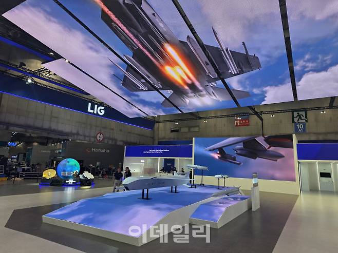 지난 해 서울 국제 항공우주 및 방위산업 전시회(ADEX 2025)에서 LIG넥스원이 항공무장을 전시하고 있다. (사진=LIG넥스원)