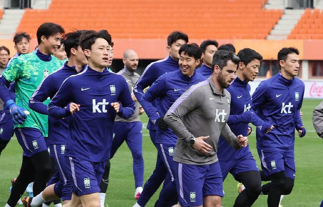 오스트리아전을 하루 앞둔 30일(현지시간) 축구 국가대표팀 선수들이 경기가 열릴 에른스트 하펠 스타디움에서 본격적인 훈련에 앞서 러닝으로 몸을 풀고 있다. 사진=연합뉴스