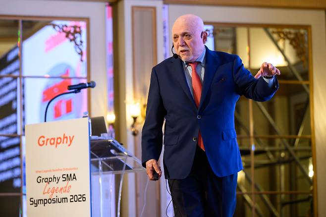 지난 3월19일 서울 강남 그랜드 머큐어 임페리얼 팰리스에서 열린 '그래피 SMA 레전드 심포지엄'에서 라빈드라 난다 미국 코네티컷대학교 치과대학 명예교수가 강연하는 모습. (사진=그래피)