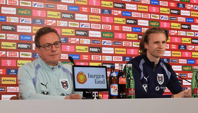 한국과의 평가전을 앞둔 오스트리아 축구대표팀의 랄프 랑닉 감독가 파트릭 비머가 30일(현지시간) 빈 오스트리아 축구협회 캠퍼스에서 열린 공식 기자회견에서 질문에 답하고 있다. 사진=연합뉴스