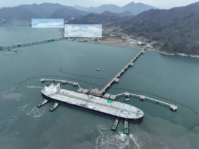 아랍에미리트(UAE) 아부다비 석유공사(ADNOC)의 원유 200만배럴을 실은 유조선이 지난 25일 한국석유공사 여수 석유비축기지에 입항해 원유를 입고 중이다. (사진=석유공사)