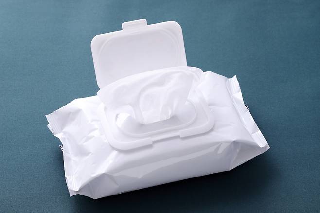 바싹 마른 물티슈에 김 빠진 콜라를 부으면 욕실 청소 용품으로 재탄생한다. 사진=게티이미지뱅크