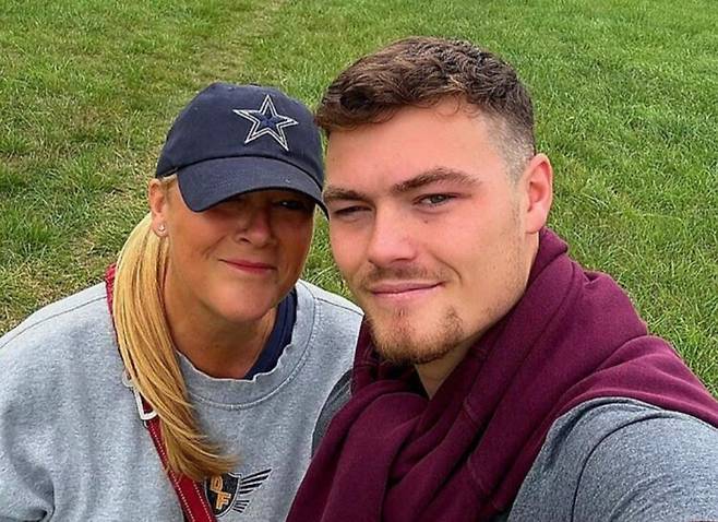 영국의 건강했던 21세 남성 경찰관이 뇌종양 진단을 받고 3개월 만에 사망한 안타까운 사연이 전해졌다. 사진은 남성이 생전에 어머니와 함께 있는 모습. /사진=데일리메일