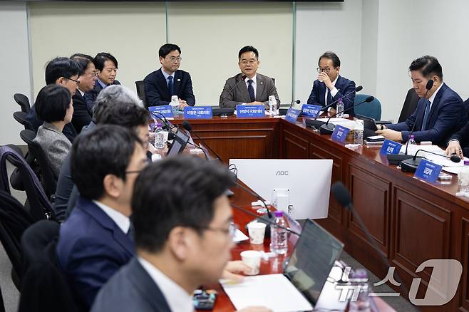 민병덕 더불어민주당 디지털자산 TF 위원이 24일 서울 여의도 국회 의원회관에서 TF 디지털자산입법안에 대한 자문위원 의견을 듣기 위해 열린 디지털자산 TF 위원 및 자문단 회의에서 발언하고 있다. 2026.2.24 ⓒ 뉴스1 유승관 기자