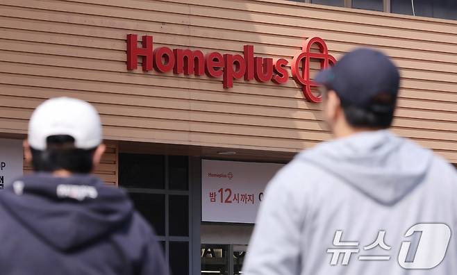 서울의 한 홈플러스 매장 앞으로 시민이 이동하고 있다. ⓒ 뉴스1
