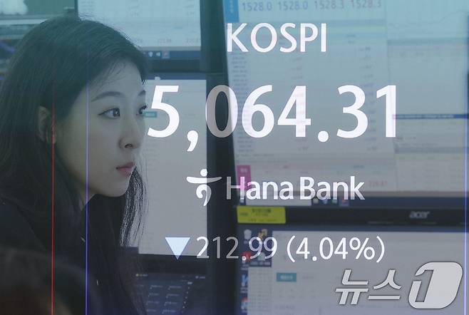 장중 코스피가 5100선 아래로 떨어지고 달러·원 환율이 장중 1525원을 넘어선 31일 오전 서울 중구 하나은행 본점에서 딜러가 업무를 보고 있다. (다중노출) 2026.3.31 ⓒ 뉴스1 안은나 기자