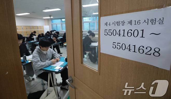 2026학년도 대학수학능력 시험일인 13일 충북 청주시 상당구 주성고등학교에서 학생들이 1교시 시험을 앞두고 공부를 하고 있다. 2025.11.13 ⓒ 뉴스1 김용빈 기자
