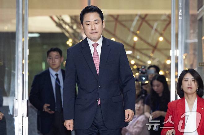장동혁 국민의힘 대표가 31일 서울 여의도 국회에서 개헌 관련 우원식 국회의장과의 비공개 면담을 위해 국회의장실로 들어서고 있다. 2026.3.31 ⓒ 뉴스1 유승관 기자