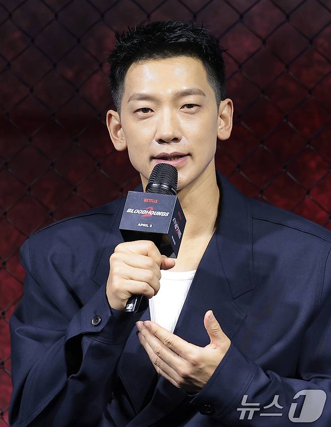 배우 정지훈(비)이 31일 오전 서울 중구 앰배서더 서울 풀만 호텔에서 열린 ‘사냥개들’ 시즌 2 제작발표회에서 취재진 질문에 답하고 있다. ‘사냥개들’ 시즌 2는 극악무도한 불법 사채꾼 일당을 때려잡은 건우(우도환 분)와 우진(이상이 분)이 돈과 폭력이 지배하는 글로벌 불법 복싱 리그를 상대로 또 한 번 통쾌한 훅을 날리는 이야기다. 2026.3.31 ⓒ 뉴스1 권현진 기자