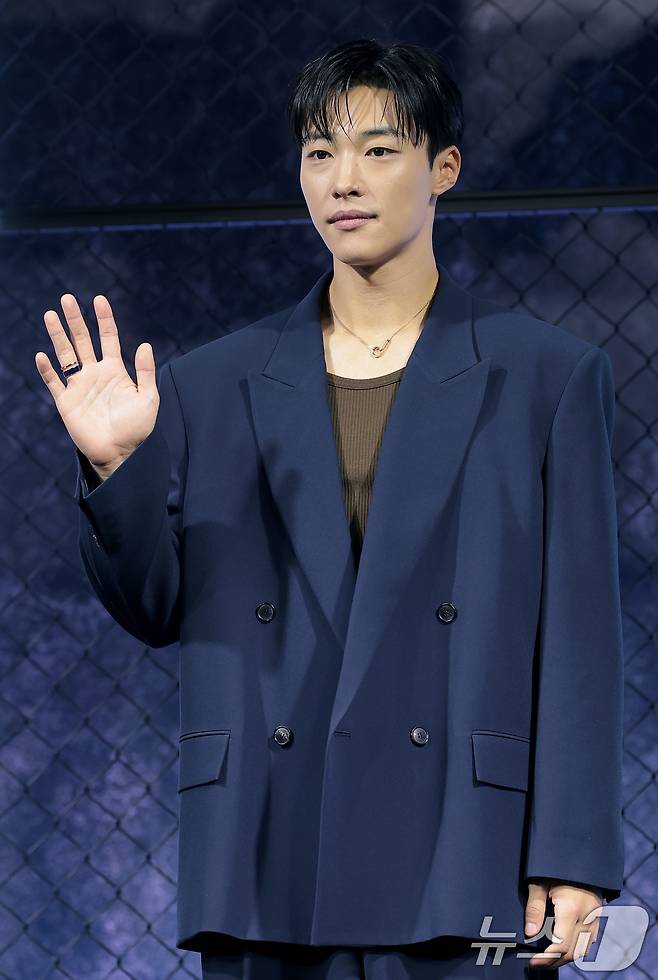 배우 우도한이 31일 오전 서울 중구 앰배서더 서울 풀만 호텔에서 열린 ‘사냥개들’ 시즌 2(극본 김주환/연출 김주환) 제작발표회에서 포즈를 취하고 있다. ‘사냥개들’ 시즌 2는 극악무도한 불법 사채꾼 일당을 때려잡은 건우(우도환 분)와 우진(이상이 분)이 돈과 폭력이 지배하는 글로벌 불법 복싱 리그를 상대로 또 한 번 통쾌한 훅을 날리는 이야기다. 2026.3.31 ⓒ 뉴스1 권현진 기자