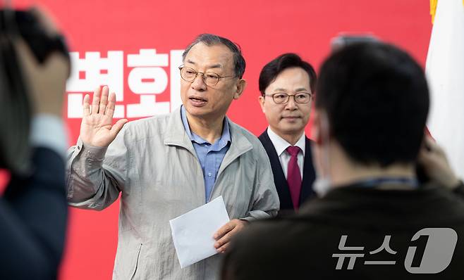 이정현 국민의힘 공천관리위원장이 31일 서울 여의도 중앙당사에서 50만 이상 도시 경선 결과 발표 및 사퇴의사를 밝힌 뒤 '안녕'이라는 손짓을 하면서 발걸음을 옮기고 있다.  2026.3.31 ⓒ 뉴스1 이승배 기자