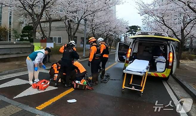 전날 오후 6시 2분께 북구 신천동의 한 아파트 단지 내 왕복 2차선 도로에서 초등학생 A 양(9)이 직진하던 SUV에 치여 숨졌다.(울산소방 제공. 재판매 및 DB금지)/뉴스1