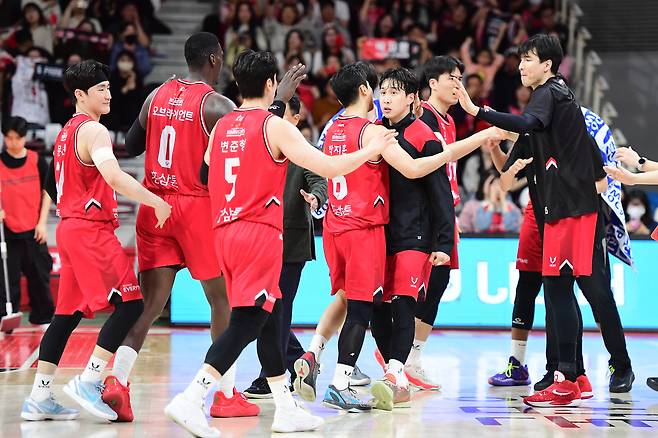 프로농구 안양 정관장이 창원 LG를 꺾고 조기 우승을 막았다.(KBL 제공)