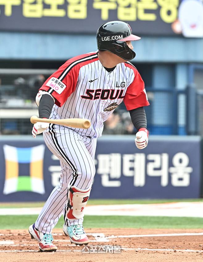 LG 문보경이 29일 잠실구장에서 열린 2026 KBO 리그 KT와 경기 1회말 2사 1루 상황에서 KT 소형준을 상대로 안타를 친 뒤 세리머니를 하고 있다. 잠실 | 박진업 기자 upandup@sportsseoul.com