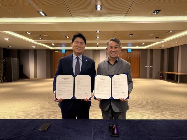 상생협력 업무협약을 체결한 후 송진호 전라남도체육회장(왼쪽)과 양경홍 제주we호텔 사장(오른쪽)모습/사진=전남도체육회 제공