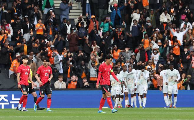 계속되는 실점에 고개숙인 손흥민

    (밀턴킨스[영국]=연합뉴스) 최재구 기자 = 한국축구국가대표팀이 28일(현지시간) 영국 밀턴킨스 스타디움 MK에서 열린 코트디부아르와 평가전에서 세번째 실점을 아쉬워하고 있다. 뒤쪽으로 코트디부아르 선수와 팬들이 기뻐하고 있다. 2026.3.29

    jjaeck9@yna.co.kr

(끝)





<저작권자(c) 연합뉴스, 무단 전재-재배포, AI 학습 및 활용 금지>