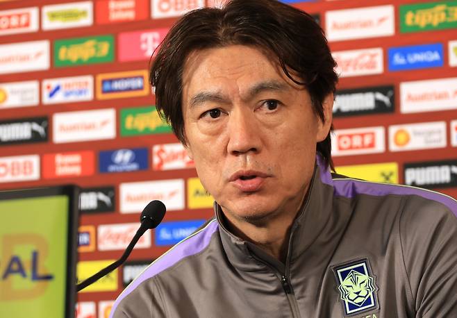 오스트리아전 앞둔 홍명보 감독

    (빈[오스트리아]=연합뉴스) 최재구 기자 = 오스트리아전을 하루 앞둔 30일(현지시간) 홍명보 축구 국가대표팀 감독이 경기가 열릴 에른스트 하펠 스타디움에서 공식 기자회견을 하고 있다. 2026.3.31