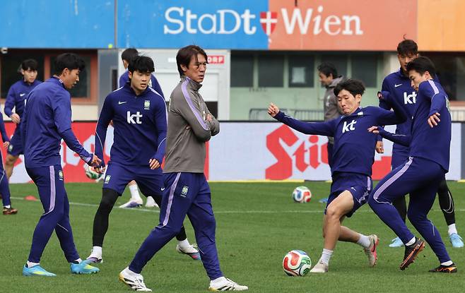 훈련지켜보는 홍명보 감독

    (빈[오스트리아]=연합뉴스) 최재구 기자 = 오스트리아전을 하루 앞둔 30일(현지시간) 축구 국가대표팀 홍명보 감독이 경기가 열릴 에른스트 하펠 스타디움에서 훈련을 지켜보며 생각에 잠겨 있다. 2026.3.31

    jjaeck9@yna.co.kr

(끝)





<저작권자(c) 연합뉴스, 무단 전재-재배포, AI 학습 및 활용 금지>