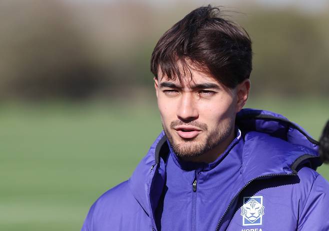 인터뷰하는 카스트로프

    (밀턴킨스[영국]=연합뉴스) 최재구 기자 = 코트디부아르전을 앞둔 한국 축구 국가대표팀의 카스트로프가 25일(현지시간) 영국 런던 북서쪽 밀턴킨스 MK돈스 훈련장에서 훈련에 앞서 인터뷰하고 있다. 2026.3.26