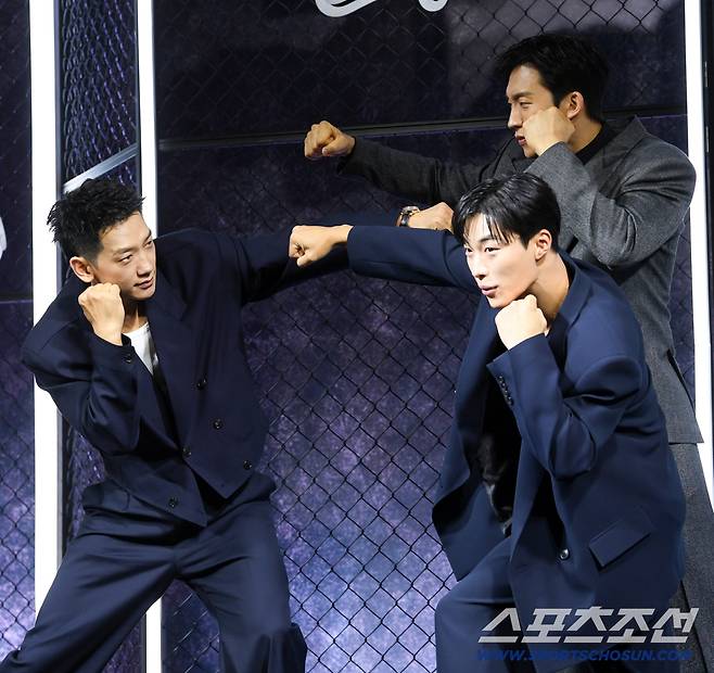 넷플릭스 시리즈 사냥개들 시즌2 제작발표회가 31일 서울 중구 장충동 앰배서더풀만호텔에서 열렸다. 배우 정지훈, 우도환, 이상이가 포토타임을 갖고 있다. 장충동=박재만 기자pjm@sportschosun.com/2026.03.31/