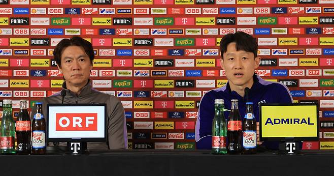 기자회견 하는 홍명보 감독과 이재성

    (빈[오스트리아]=연합뉴스) 최재구 기자 = 오스트리아전을 하루 앞둔 30일(현지시간) 홍명보 축구 국가대표팀 감독과 이재성 선수가 경기가 열릴 에른스트 하펠 스타디움에서 공식 기자회견을 하고 있다. 2026.3.31

    jjaeck9@yna.co.kr

(끝)





<저작권자(c) 연합뉴스, 무단 전재-재배포, AI 학습 및 활용 금지>