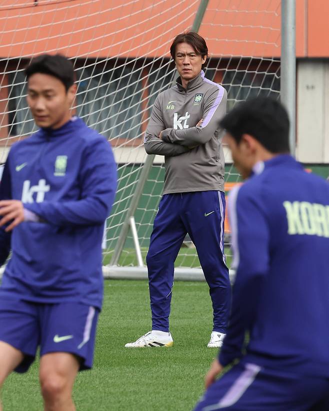 훈련지켜보는 홍명보 감독

    (빈[오스트리아]=연합뉴스) 최재구 기자 = 오스트리아전을 하루 앞둔 30일(현지시간) 축구 국가대표팀 홍명보 감독이 경기가 열릴 에른스트 하펠 스타디움에서 훈련을 지켜보며 생각에 잠겨 있다. 2026.3.30

    jjaeck9@yna.co.kr

(끝)





<저작권자(c) 연합뉴스, 무단 전재-재배포, AI 학습 및 활용 금지>