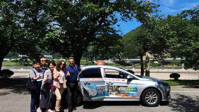울진을 방문한 관광객들이 울진군 관광택시를 이용하고 있다. /울진군
