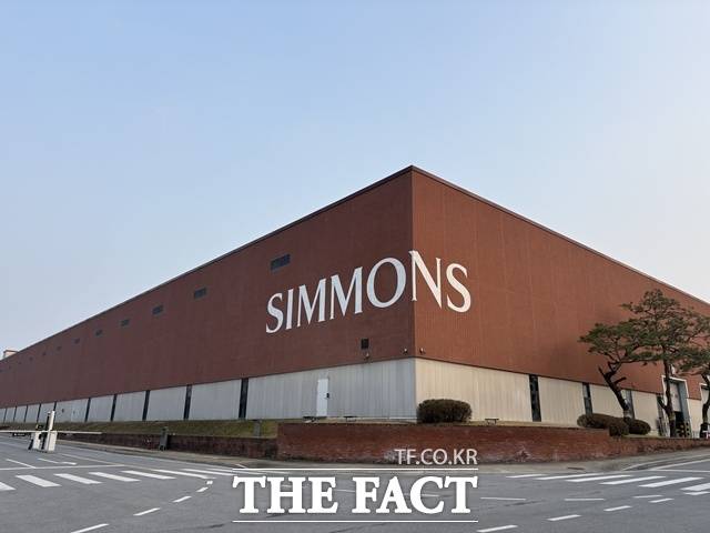시몬스가 '형님' 격인 에이스침대를 제치고 3년 연속 침대업계 1위 자리를 수성했다. 단순한 외형 성장을 넘어 비건(Vegan)과 초프리미엄이라는 새로운 키워드로 시장 판도를 재편했다는 평가다. /이천=문화영 기자