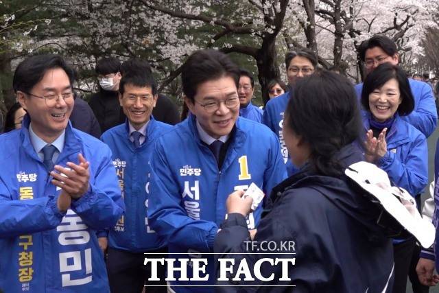 정원오 더불어민주당 서울시장 예비후보가 31일 오전 서울 동대문구 장안동 벚꽃길에서 시민과 인사를 나누고 있다. /동대문구=김민지 기자