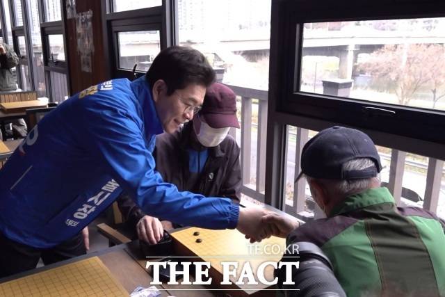 정원오 더불어민주당 서울시장 예비후보가 31일 오전 서울 동대문구 장안동 벚꽃길에서 시민과 악수를 나누고 있다. /동대문구=김민지 기자