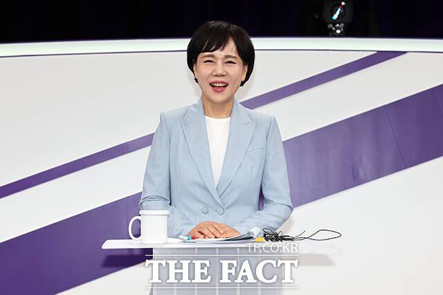 전현희 더불어민주당 서울시장 예비후보가 31일 서울 마포구 상암동 MBC 신사옥에서 열린 더불어민주당 서울시장 후보자 본경선 합동토론회에서 토론 준비를 하고 있다. /국회사진기자단