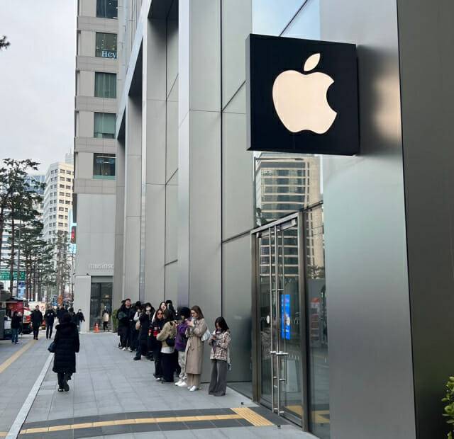 서울 중구 애플스토어 명동 매장 앞에서 방문객들이 신제품 출시를 맞아 줄을 서 있다. (사진=지디넷코리아)