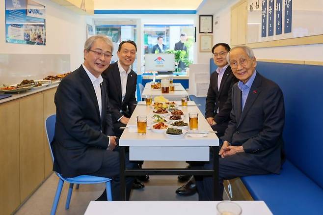 임종룡 우리금융 회장(앞줄 왼쪽)이 지난 19일 서울 회현동 소재 식당 진달래 시래기에서 윤여준 사회복지공동모금회 회장(앞줄 오른쪽), 이왕재 소상공인연합회 수석부회장(뒷줄 오른쪽)과 오찬을 함께하며 기념 촬영을 하고 있다. 우리금융은 '우리동네 선한가게' 사업 대상으로 진달래 시래기를 선정해 내·외부 전면 인테리어를 지원했다. 우리금융 제공.