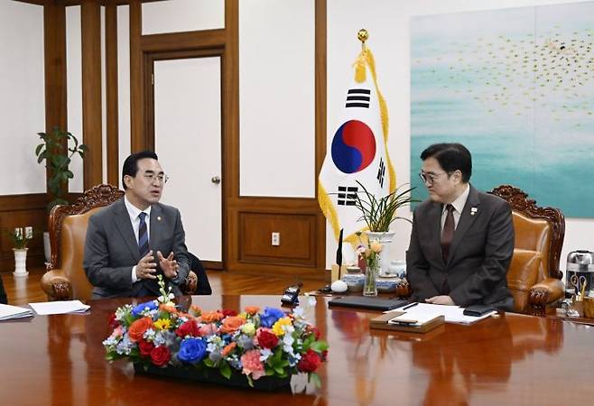 박홍근 기획예산처 장관이 3월31일 오후 서울 영등포구 국회의사당에서 우원식 국회의장을 예방, 면담을 하고 있다. 기획예산처