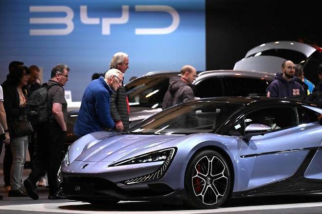BYD의 배터리 전기 슈퍼카인 '양왕 U9' 차량이 2024년 12월 독일에서 열린 '에센 모터 쇼'에서 전시되고 있다. AFP연합뉴스