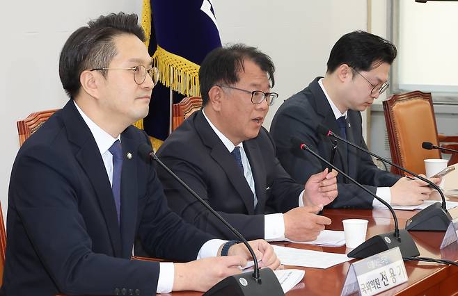 쌍방울 대북송금 사건 당시 이화영 전 경기도 평화부지사 변호인이었던 서민석 변호사가 29일 국회에서 당시 박상용 검사와 통화를 한 녹취록을 공개하며 발언하고 있다. 왼쪽부터 더불어민주당 전용기 의원, 전 이화영 평화부지사 변호인 서민석, 김동아 의원. /연합뉴스