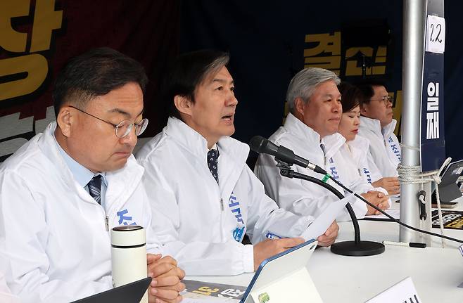 조국 조국혁신당 대표가 30일 국회 본청 앞 정치개혁 천막 농성장에서 열린 최고위원회의에서 발언하고 있다. /연합뉴스