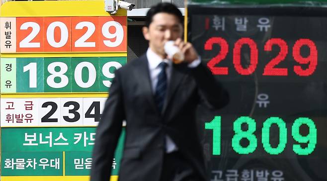 서울 주유소 평균 휘발유 가격이 지속 상승하며 리터당 2000원에 육박하고 있는 31일 서울의 한 주유소 유가정보판에 휘발유·경유 가격이 표시되어 있다.  /뉴스1