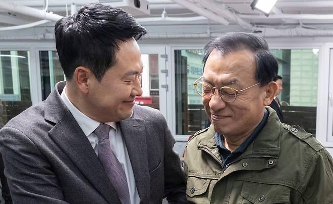 국민의힘 장동혁 대표(왼쪽)과 이정현 공천관리위원장이 23일 서울 여의도 중앙당사에서 열린 제9회 전국동시지방선거 중앙당 공천관리위원회 공천 혁신 서약식에서 서로 악수하고 있다./연합뉴스