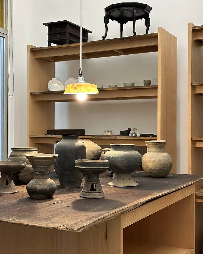 젠지 세대들이 국중박(국립중앙박물관)에서 답십리 고미술상가로 향하고 있다. 모던과 한국 골동품을 믹스하는 아이디어를 얻을 수 있는 호박포크아트갤러리. @hobakfolkartgallery