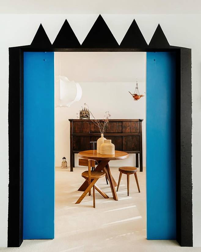 현대가구와 고가구의 조합이 매력적인 답십리 고미술상가 2동 고복희. @gobokii_kr