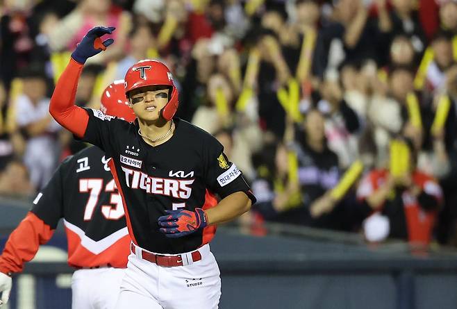 KIA 김도영이 31일 잠실 LG전에서 2회 2점 홈런을 친 뒤 환호하고 있다. /뉴스1