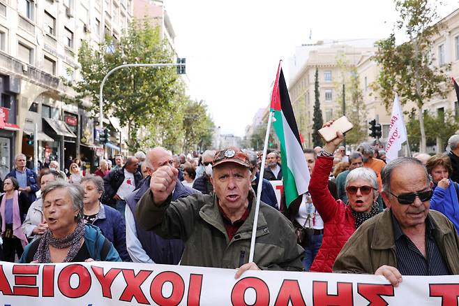 ‘복지 축소’에 나선 유럽국가들은 국민의 저항에 몸살을 겪고 있다. 지난 2023년 11월 연금 혜택을 깎겠다는 정부정책에 반대해 거리로 나온 그리스 아테네에서 시민이 시위를 하고 있다. /로이터 연합뉴스