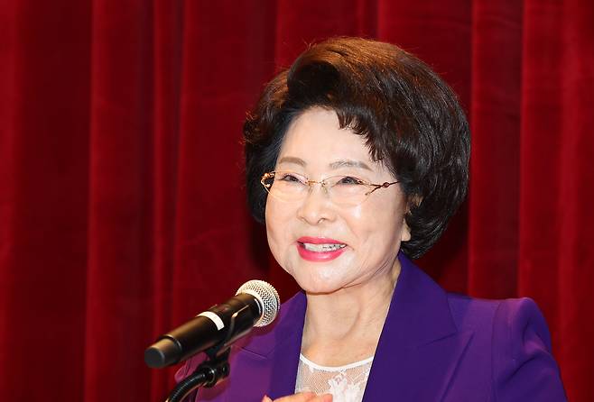 이길여 가천길재단 회장이 지난 25일 인천 남동구 가천대 길병원 암센터에서 열린 '가천 이길여 길' 명예도로명 지정 기념 제막식에서 인사말을 하고 있다. /연합뉴스