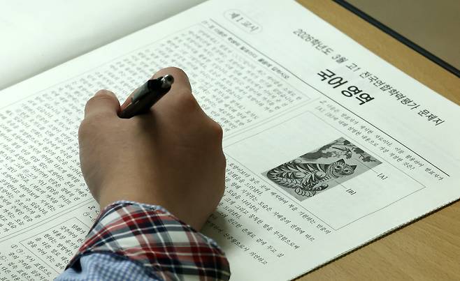 올해 첫 전국연합학력평가가 실시된 24일 대전 충남고등학교 1학년 학생들이 시험을 치르고 있다. /뉴스1